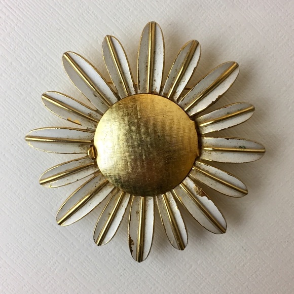 Vintage Avon Enamel Daisy Gold Tone Brooch - Picture 4 of 8